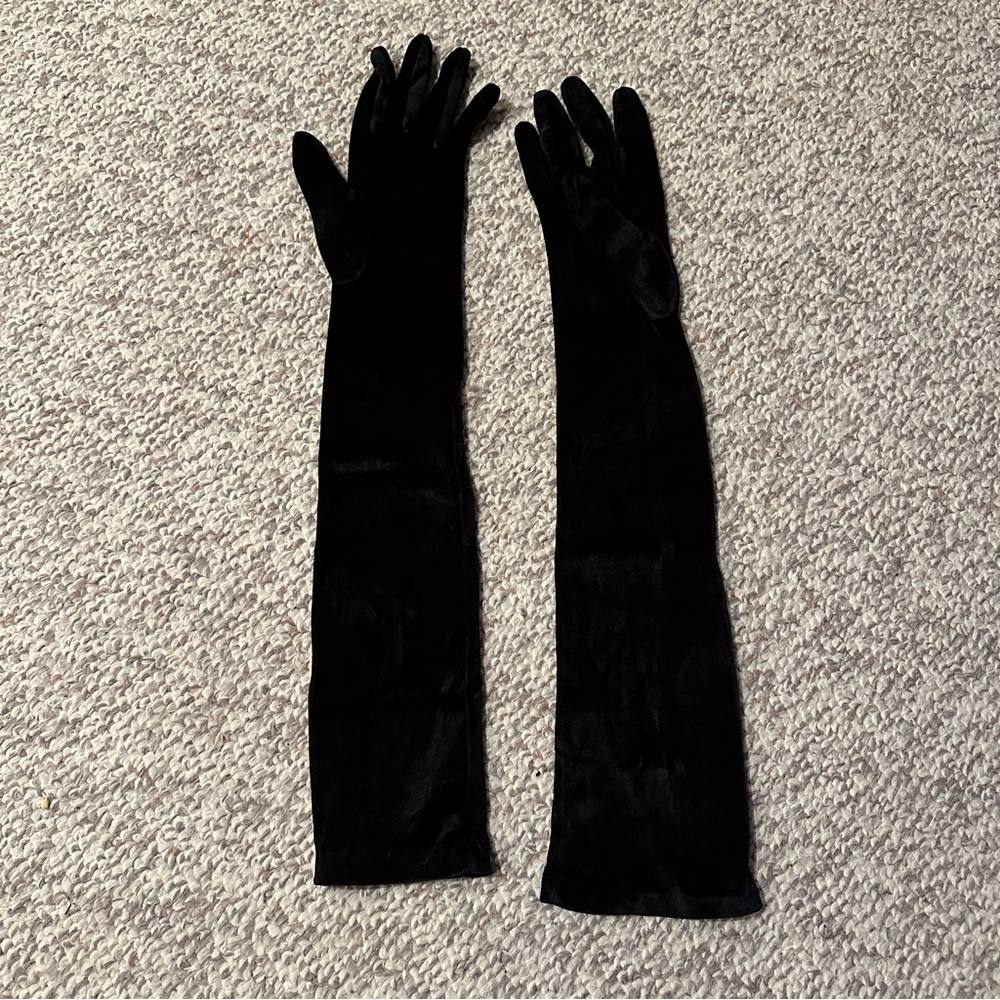 Lacrasia black velvet gloves